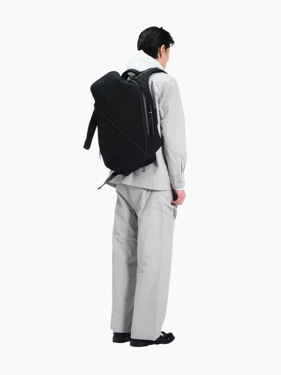 Isar M Round Carbon Black Backpack