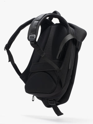Isar M Round Carbon Black Backpack