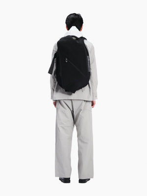 Isar M Round Carbon Black Backpack